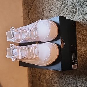 MENS JORDAN CLUTCH SHOES,. SZ 10.5